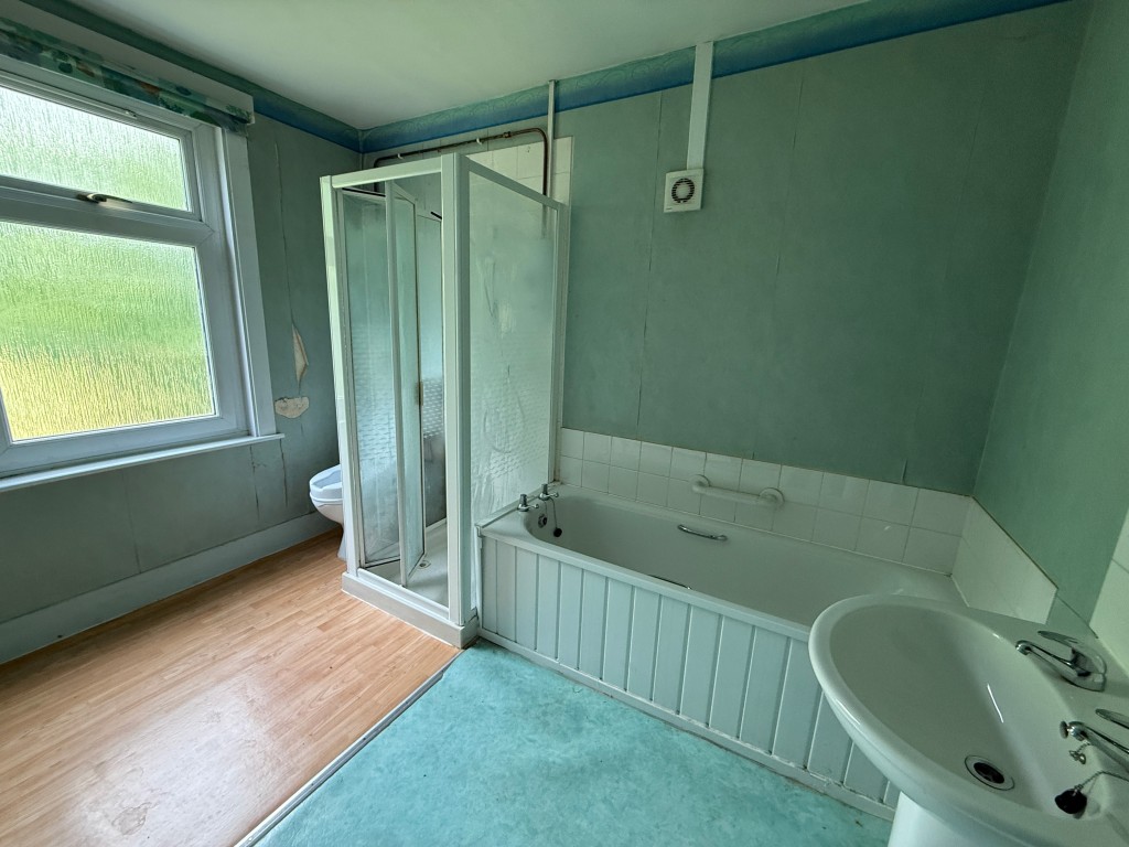 Lot: 98 - HOUSE IN NEED OF IMPROVEMENT - Bathroom in House in Need of Improvement